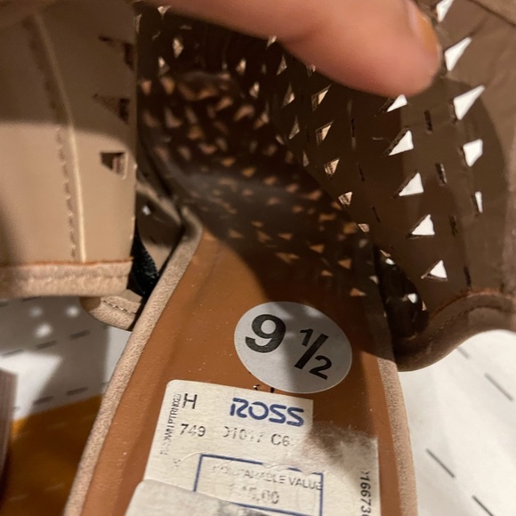 Size 9.5 Women’s sandal.  Gently used. - Picture 4 of 7